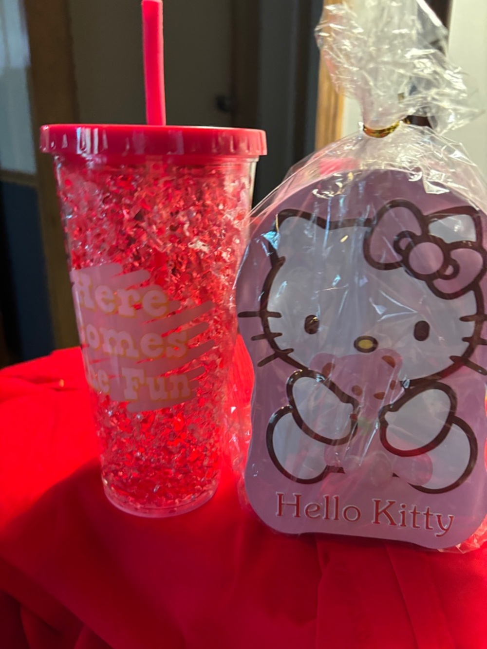 Hello Kitty Pink and Red Decorative Tin piggy bank was locked and key/chill cup